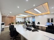 卓越世纪中心四号楼朝东向259平2＋1