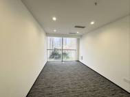 龙华地铁口写字楼、精装35平