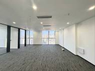 龙华地铁口写字楼、精装160平
