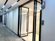 滨海大道旁 后海地铁站 