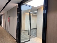 滨海大道旁 后悔地铁口