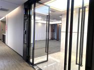 滨海大道旁 后悔地铁口