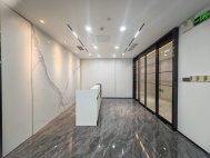 电梯口房源530平  可加隔间